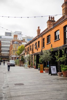 Pavilion Yolu 'nda restoranları olan tuğla binalar.