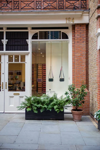 Μπουτίκ τσαντών από το Chelsea του Λονδίνου με φυτά έξω από το παράθυρο — Φωτογραφία Αρχείου