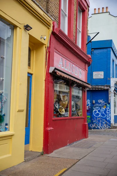 Πολύχρωμα βρετανικά καταστήματα με αντίκες σε μια γωνιά του δρόμου από το Notting Hill — Φωτογραφία Αρχείου