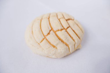 Beyaz bir masada izole edilmiş bir parça Meksika tatlı ekmeği.