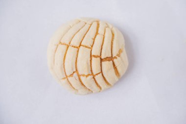 Beyaz bir masada izole edilmiş bir parça Meksika tatlı ekmeği.