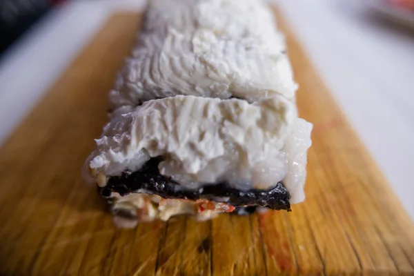 Sushi rolky pokryté bílým krémem na řezací desce — Stock fotografie