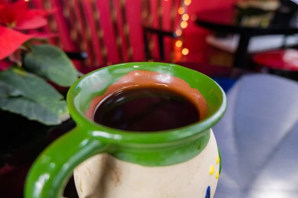 Xícara de barro mexicano em uma mesa preta com fundo embaçado — Fotografia de Stock