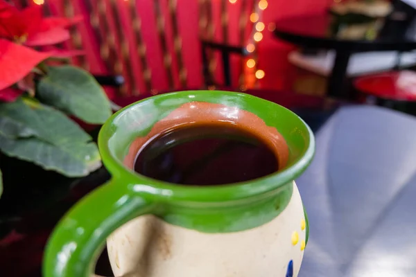 Xícara de barro mexicano em uma mesa preta com fundo embaçado — Fotografia de Stock