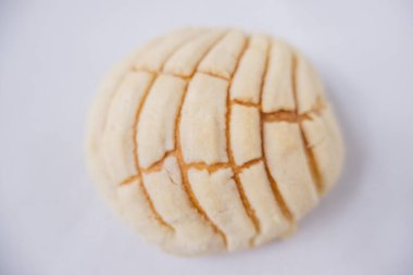 Beyaz bir masada izole edilmiş bir parça Meksika tatlı ekmeği.