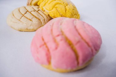 Beyaz bir masada renkli Meksika tatlı ekmeği