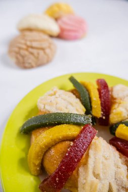 Beyaz bir masada renkli Meksika kralları günü ekmeği