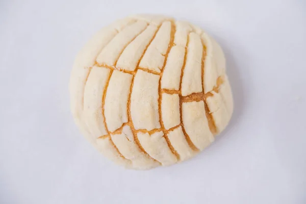 Trozo de pan dulce mexicano aislado en una mesa blanca — Foto de Stock