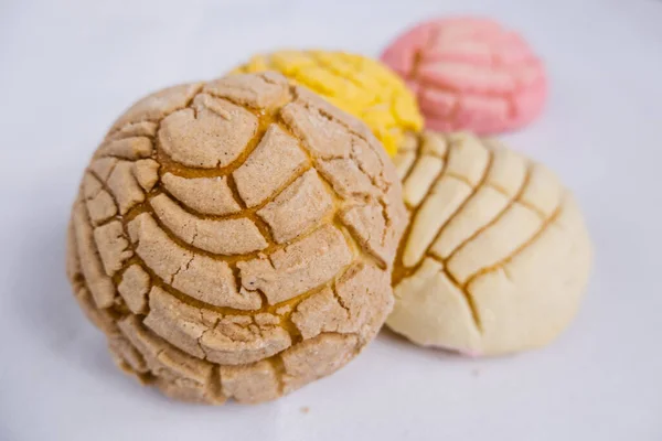 Beyaz bir masada renkli Meksika tatlı ekmeği