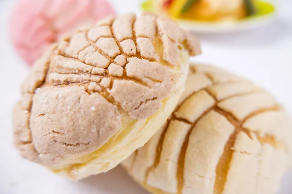 Kolorowy meksykański słodki chleb na białym stole — Zdjęcie stockowe