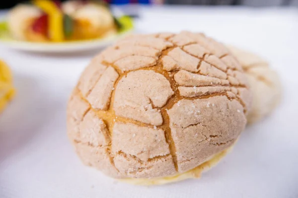 Pão doce mexicano colorido em uma mesa branca — Fotografia de Stock