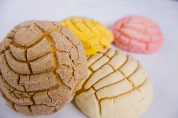 Colorido pan dulce mexicano en una mesa blanca — Foto de Stock