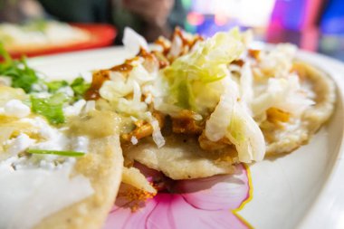 Marul, baharatlı tavuk ve beyaz tabakta ekşi krema