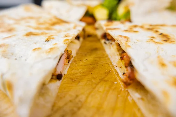 Quesadillas de carne cortadas por la mitad en una tabla de cortar —  Fotos de Stock