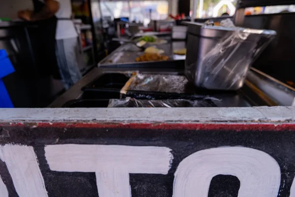 Kok bereiden vegetarische maaltijd in een food truck — Stockfoto