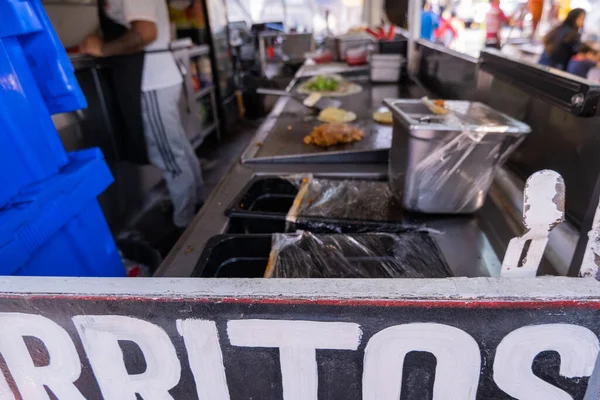 Kok bereiden vegetarische maaltijd in een food truck — Stockfoto