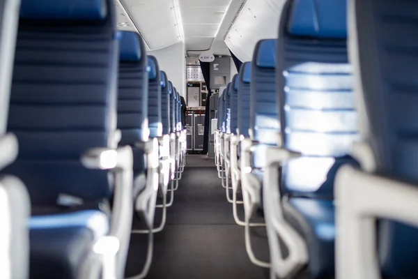 Tomma mörkblå passagerarflygplanssäten i kabinen. — Stockfoto