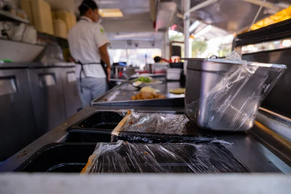 Bir yemek kamyonunda vejetaryen yemeği hazırlıyorum.