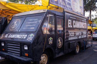 Siyah vejetaryen yemek kamyonu sokağa park etmiş.