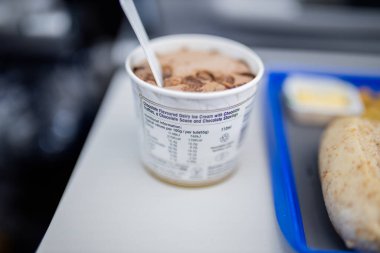 Yukarıdan gelen gri ve mavi tepside uçak yemeği