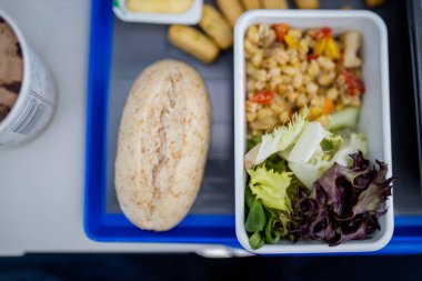 Yukarıdan gelen gri ve mavi tepside uçak yemeği