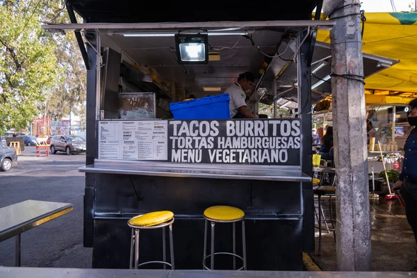 Mots espagnols blancs à l'arrière d'un camion alimentaire noir — Photo