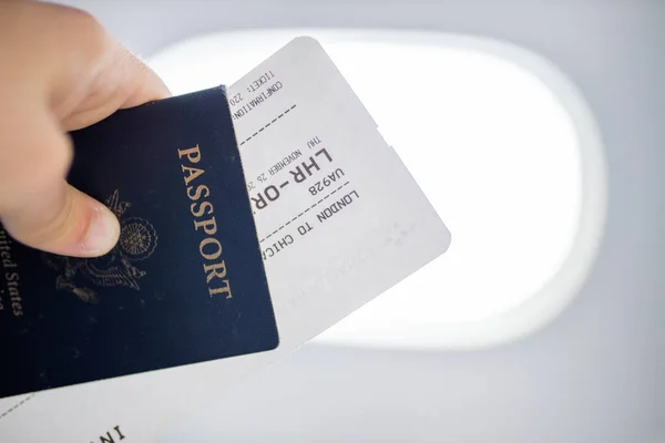 Mano masculina con pasaporte americano y billete de avión — Foto de Stock