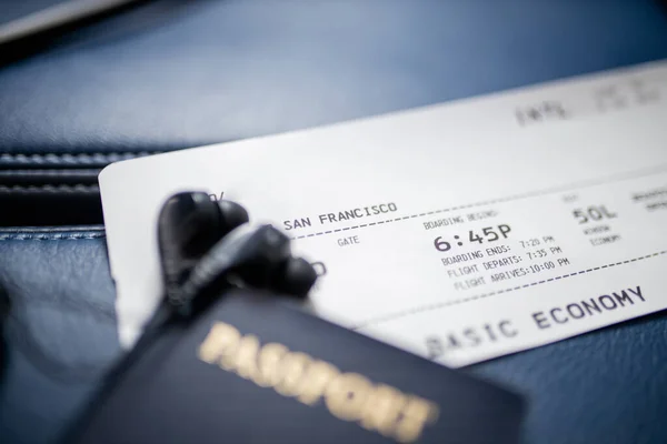 Passaporto americano, biglietto aereo e auricolare sopra un sedile — Foto Stock