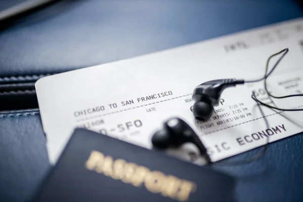 Amerykański paszport, bilet lotniczy i słuchawka nad siedzeniem — Zdjęcie stockowe