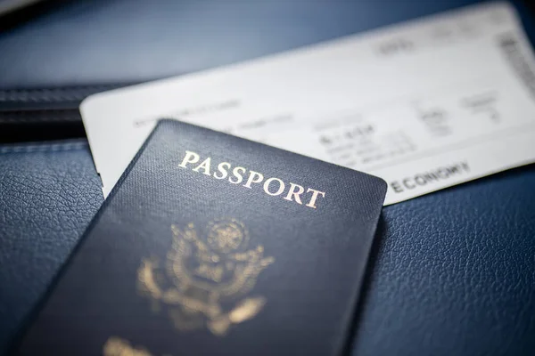 Pasaporte americano y billete de avión encima de un asiento — Foto de Stock
