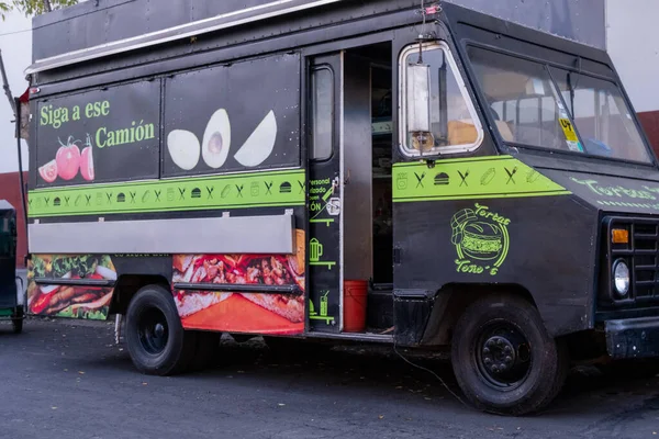 Camião de comida preta e verde estacionado na rua — Fotografia de Stock