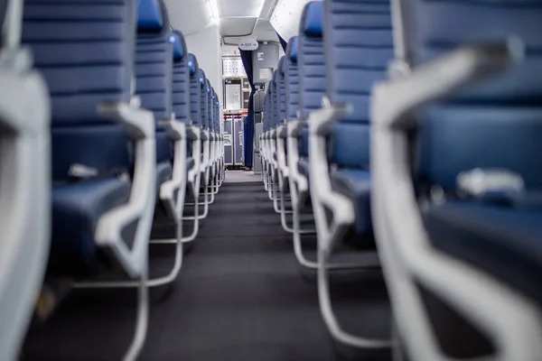 Asientos vacíos de avión de pasajeros azul oscuro en la cabina. — Foto de Stock