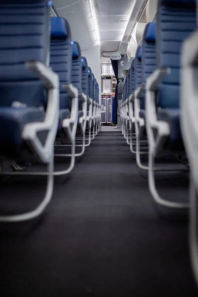 Κενά σκούρα μπλε καθίσματα επιβατικού αεροπλάνου στην καμπίνα. — Φωτογραφία Αρχείου