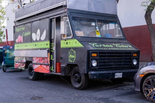 Camion alimentaire noir et vert garé dans la rue — Photo