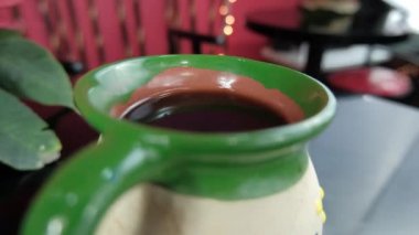 Geçmişi bulanık, siyah bir masada Meksika kil bardağı.