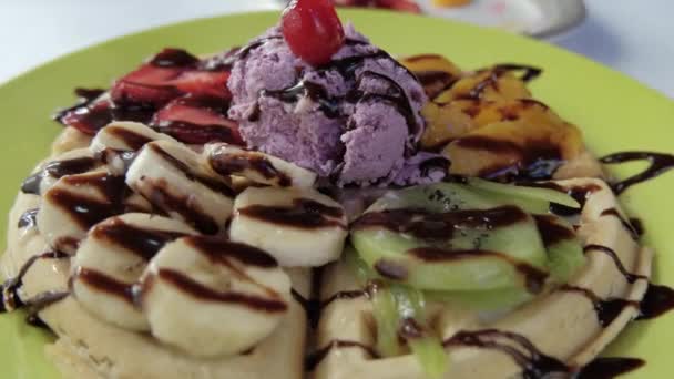 Zmrzlina, ovoce a čokoládový sirup na vafli — Stock video