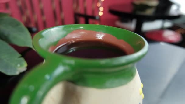 背景模糊的黑桌上的墨西哥黏土杯 — 图库视频影像