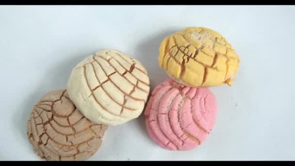 色彩斑斓的墨西哥甜面包放在白桌上 — 图库视频影像