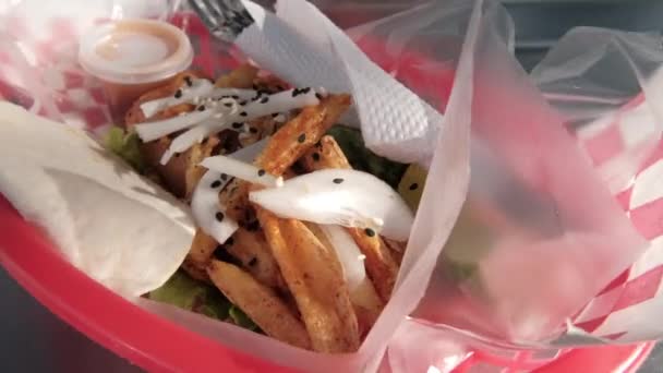 Kentang goreng dan bawang di atas taco goreng di atas keranjang plastik — Stok Video