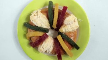 Beyaz bir masada renkli Meksika kralları günü ekmeği