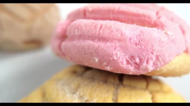 Colorido pan dulce mexicano en una mesa blanca — Vídeos de Stock