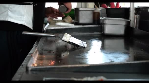 Vařit připravuje vegetariánské jídlo uvnitř jídelního vozu — Stock video