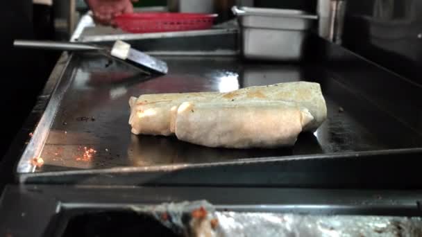 Μαγειρεύει προετοιμασία για χορτοφάγους burrito σε ταψί μέσα σε μια καντίνα τροφίμων — Αρχείο Βίντεο