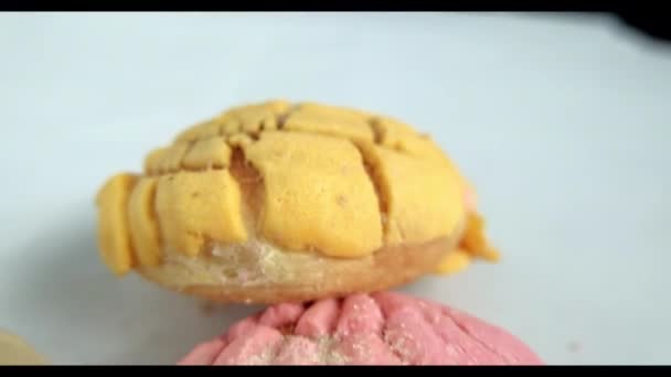 Colorido pan dulce mexicano en una mesa blanca — Vídeos de Stock