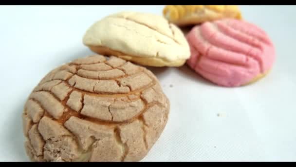 Colorido pan dulce mexicano en una mesa blanca — Vídeo de stock