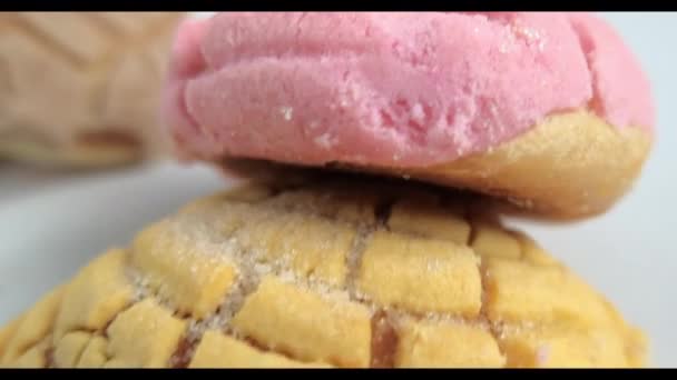 Colorido pan dulce mexicano en una mesa blanca — Vídeos de Stock