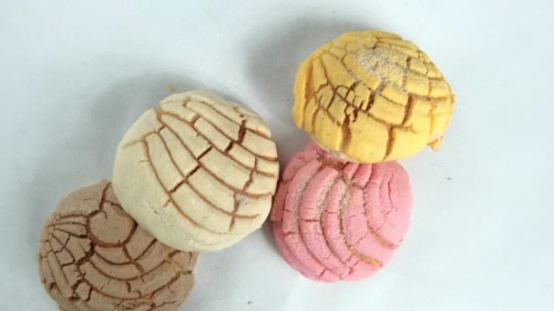 Colorido pan dulce mexicano en una mesa blanca — Vídeo de stock