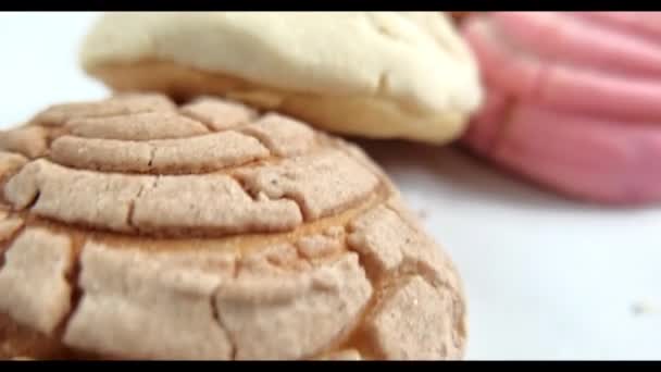 Pão doce mexicano colorido em uma mesa branca — Vídeo de Stock