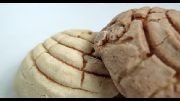 Colorido pan dulce mexicano en una mesa blanca — Vídeos de Stock