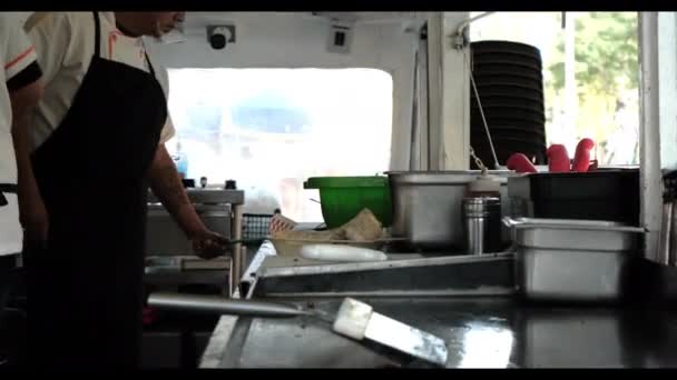 Cocina preparando comida vegetariana dentro de un camión de comida — Vídeos de Stock
